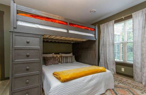 Gorgeous cabin 3bdrm/3bth, hot tub, fireplace, kid/pet friendly - Foto 56