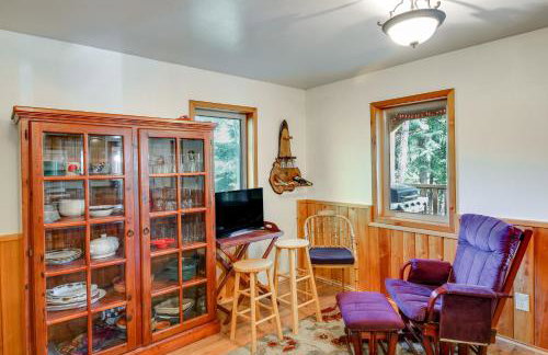 Forested Coffman Cove Cabin with Wood-Burning Stove! - Foto 7