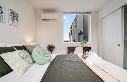 Perch - Urban Reflection 18 - Photo 27