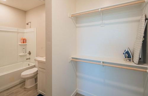 Serene 2BR Home with Premium Beds - Foto 12
