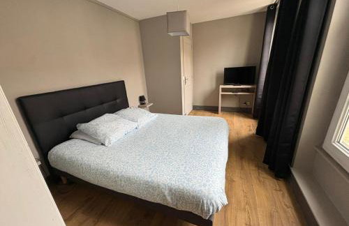 Embruns maison spacieuse rénovée 5 ch 3 sdb 2 WC belle terrasse aménagée barbecue à 250 m de la plage en plein centre d' Arromanches au coeur des plages du débarquement, proximité de Bayeux - Foto 44