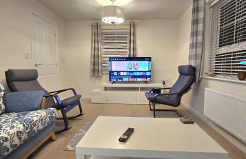 Modern Comfy 3 Bed Home - Free 2 space driveway - Free road parking - Free Netflix - Foto 10