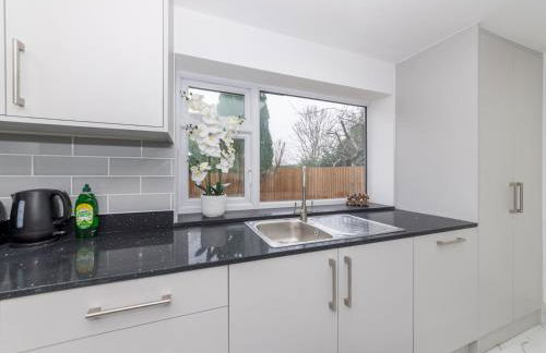 Charming Modern Home in Central Wokingham - Pass the Keys - Foto 21