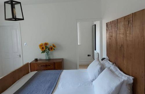 Large 2 Bedroom City Centre Apartment + Parking - Photo 3