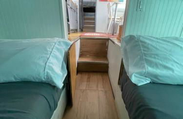 Updated houseboat on the river! - Foto 17