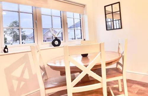 Family-Friendly 4-Bedroom House in Moston with Parking and Garden - Foto 16