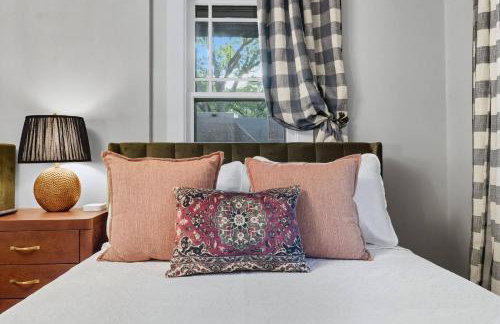 1920s Cottage | Hot Tub | Game Room | Fire Pit - Foto 34