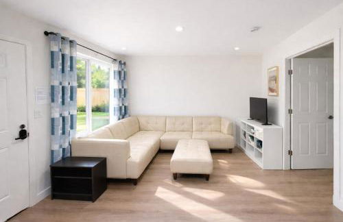 Brand new private Home with Yard free parking, near Ontario airport - Foto 1