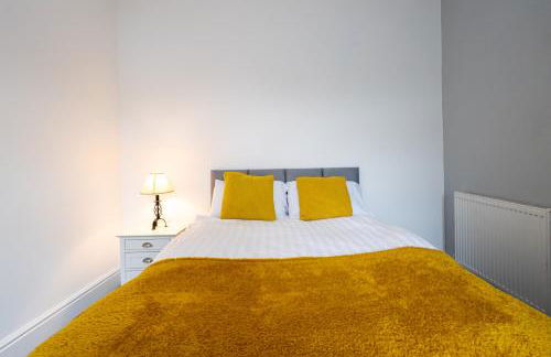 Cheadle village - Photo 39