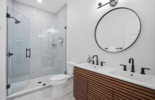 The Ella Stylish King Studio in LaVilla Pool - Photo 23