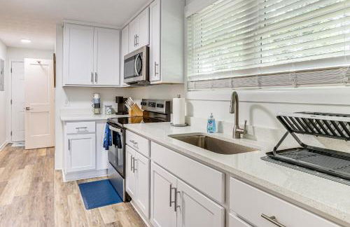 Walk to Ocean Unit with Deck in Fernandina Beach! - Foto 9