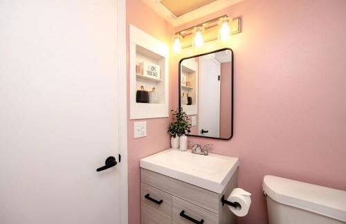 Sunny Escape: Vibrant Pool Home - Photo 16