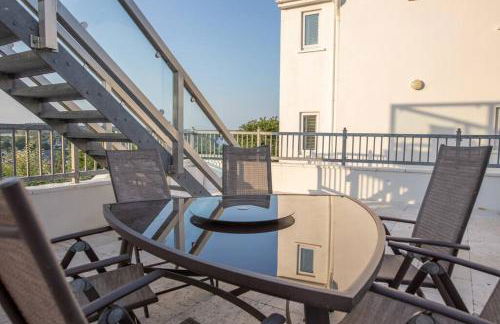 Stunning Property Seaviews, Private Pool & Parking - Photo 15