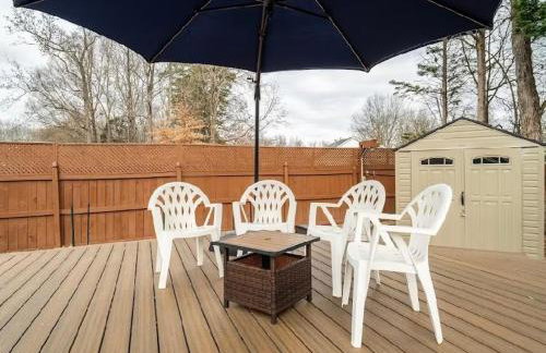 Tropical Oasis with Tiki Bar, Firepit, Seasonal Pool - Foto 76