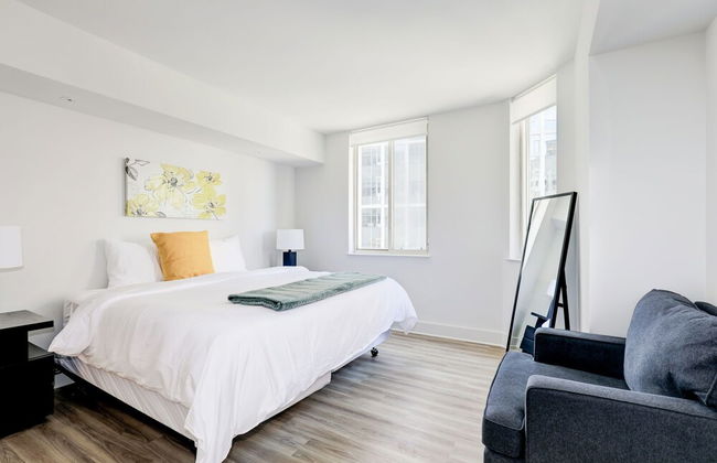 Elegant 2BR Apartment Minutes From DC - Photo 20