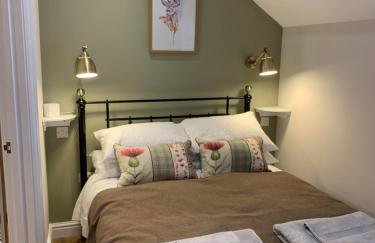 The Nook at Pentregaer Ucha, with tennis court & lake. - Foto 10