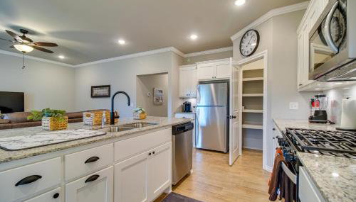 Near Grand Lake Charming Grove Home with Deck - Foto 2