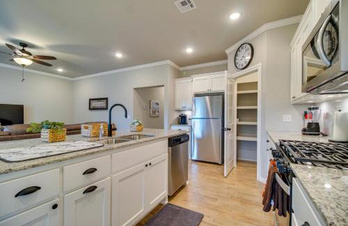 Near Grand Lake Charming Grove Home with Deck - Foto 2