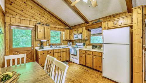 Peak-a-Blue Cabin - Watch Movies from Hot Tub, Mountain View, Bigfoot Bunker Game Room, Fire Pit, Oversized Deck, Screened-in Porch - Foto 4, stove, pet friendly, minibar
