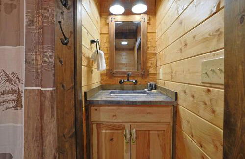 Rustic Modern Cabin with Hot Tub near rafting and Great Smokey Mountains - Foto 11