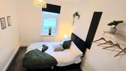 Elegant 3BR Family-Friendly - Sleeps 5 - Fast WiFi -Parking - Netflix - Photo 3