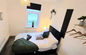 Elegant 3BR Family-Friendly - Sleeps 5 - Fast WiFi -Parking - Netflix - Photo 3
