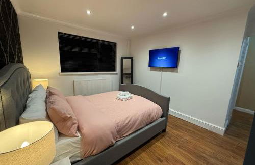 Stylish & Cosy Home in Bridgend with free parking - Photo 24