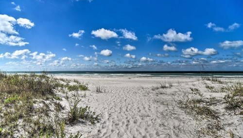 Sun-Soaked Coastal Hideaway - Steps to Beach! - Foto 3