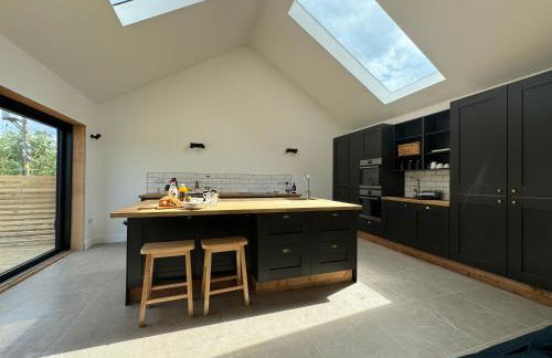 Threshing Barn- Modern 5 Bed, 10 person, Barn Conversion in a Rural Location with Great Access - Foto 1