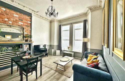 AdeamStays provides Beautiful centrally located 1 and 2 bed apartments on Liverpools Boulevard - Foto 46