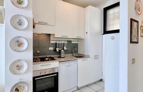 Bilocale con piscina condominiale - Foto 9