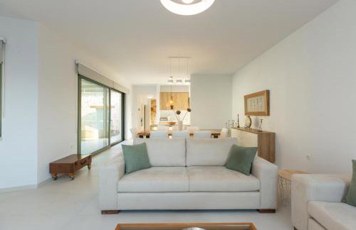 Nature Retreat Green Oasis Villa with Private Pool & Rooftop Hot Tub - Foto 19