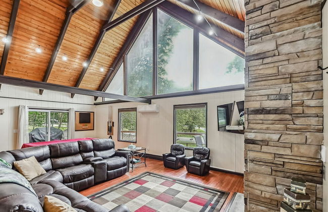 Poconos Chalet Newly Renovated, Great Location 4 Bedroom Home by RedAwning - Foto 17