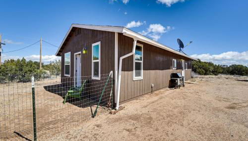 Kingman Vacation Rental with Private Yard and Fire Pit - Foto 3