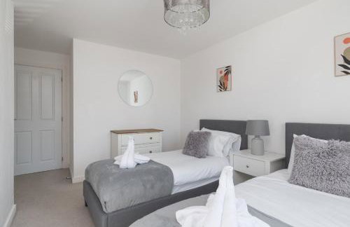 Comfortable 2-Bed Home with Parking & Fast Wi-Fi! - Photo 24