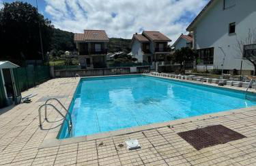 Chalet en urbanización con piscina - Foto 1