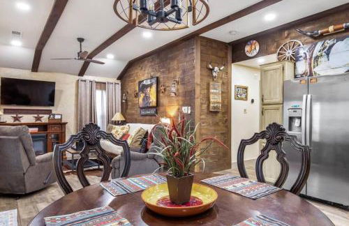 Stockyards 5 mins!-New!-Sleeps 8. Cowboy Bungalow - Foto 43