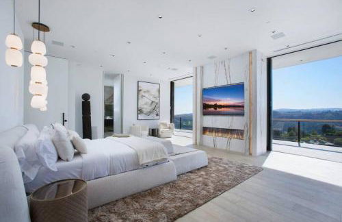 Ultra-Luxurious BH Estate with Pool, Theatre, Views - Foto 56