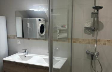 leBel endroit 145m2 , terrain et terrasse de 350m2 au coeur des commerces ,à proximité de la mer et tous services inclus - Photo 11