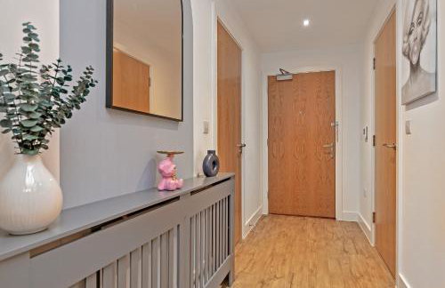 SUPERIOR AIRPORT SUITE, FREE Parking, Stylish, BALCONY, Two Bathrooms, Close To Airport, Station & Centre - Foto 44