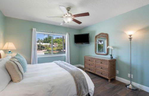 Across from Beach - Renovated Coastal Home, Gourmet Kitchen & Jetted Tub - by Maven Vacation Rentals - Foto 18