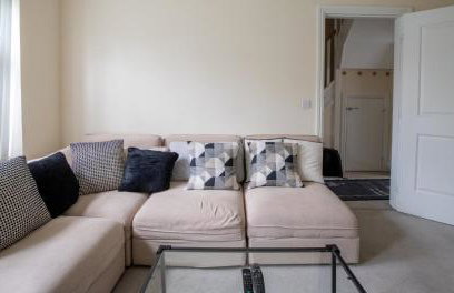 Impressive 4 Bed House Sleeps 8 - Private Parking Fast Wi-Fi Netflix & Foosball, Business Insurance and Leisure Travellers Welcome - Foto 30