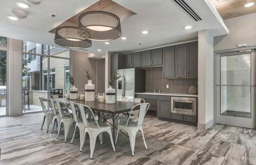 Beautiful RiverWalk Apt with Full Amenities, King Bed & Free Parking - Foto 35