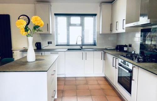 6 Bedroom Bungalow Ascot Racecourse LegoLand Windsor Castle 75" TV - Foto 10