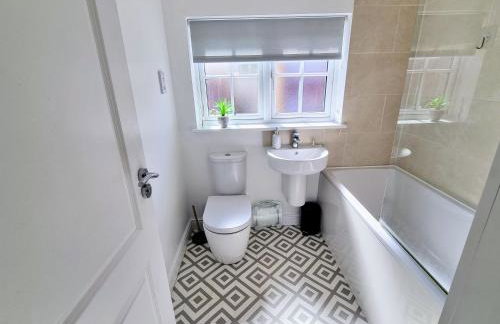 Spacious 4BR House Sleeps 8 with Free Parking, Contractor Friendly, Near Basildon Hospital & London Links - Foto 19