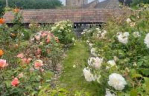 Tudor Romance- a historic manor house for holiday and corporate stays - Foto 27