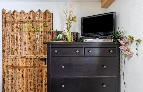 Hobbit Lounge - Photo 25