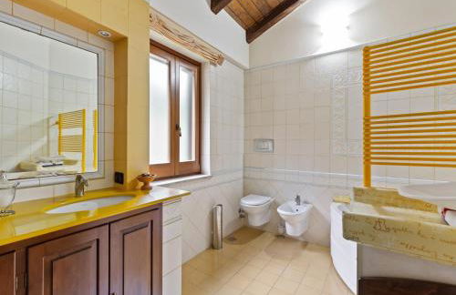 Valley View Villa in San Mango D'aquino with Hot Tub - Foto 61