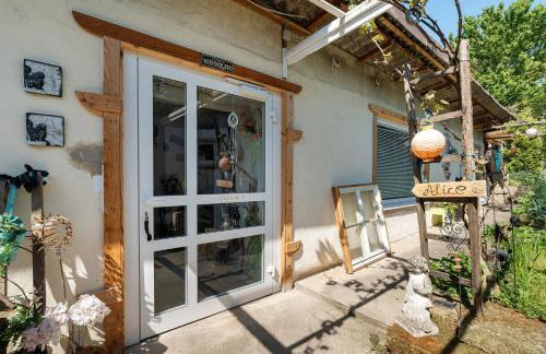 Hobbit Lounge - Photo 10