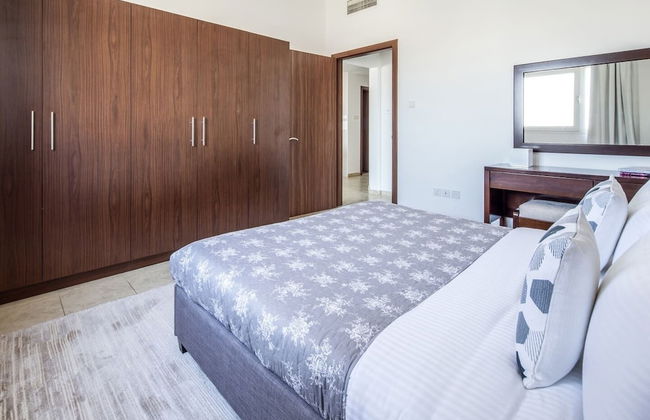 Outstanding 2BR in Serene JVT Neighborhood! - Photo 3